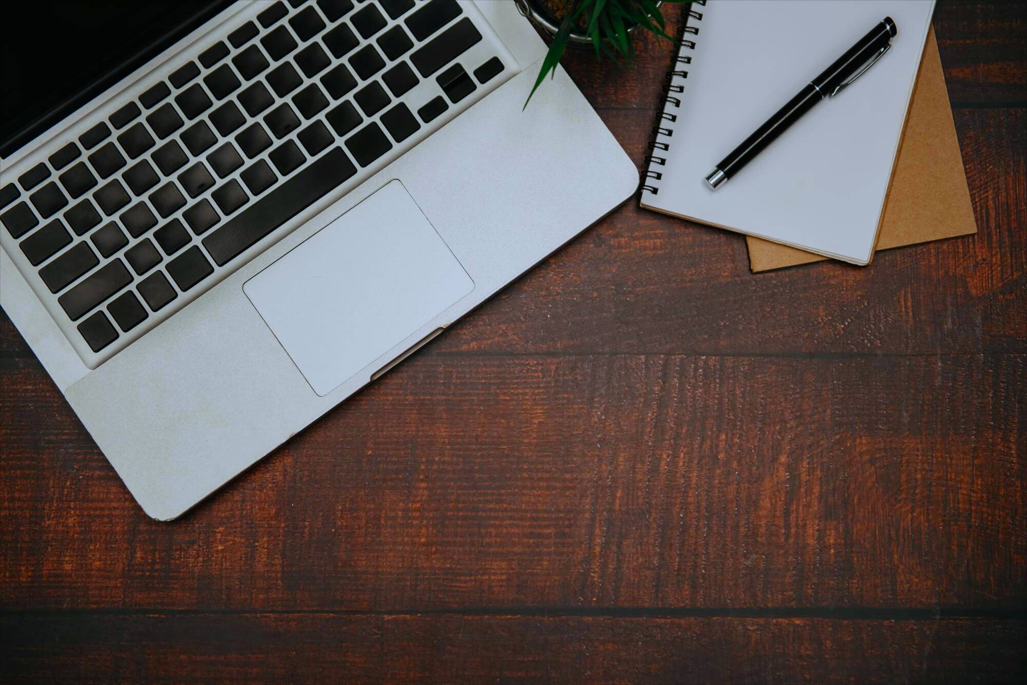 Espacio de escritura inspirador con ordenador portátil y notas creativas