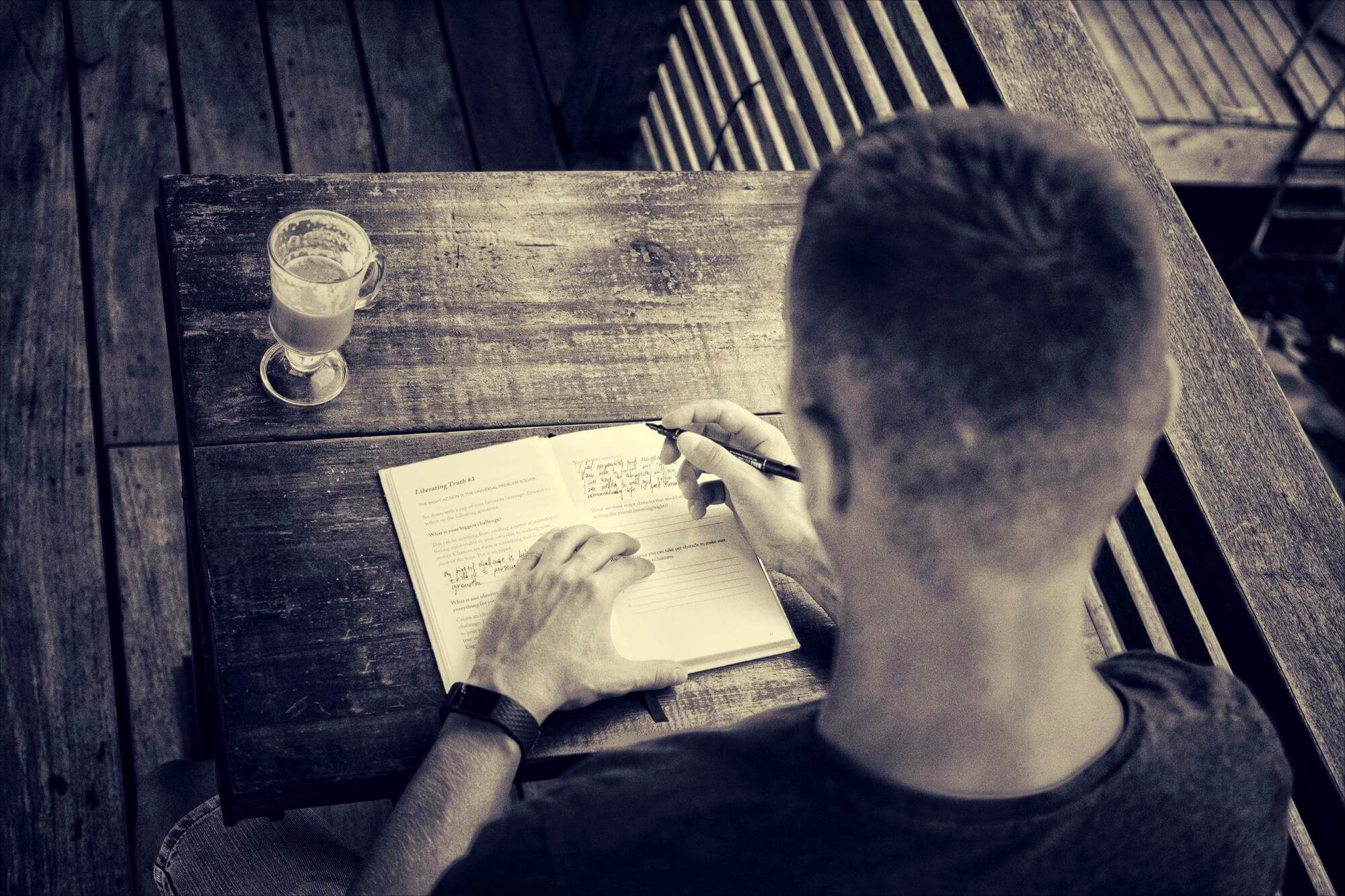 Escritor trabajando en su rutina matutina con café y cuaderno abierto
